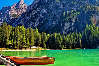 Canoes in calm lake, peaks, pier, serenity, nice, shore, reflection, boats, dock, calm, slopes, beautiful, lake, mountain, summer, emerald, cliffs, pretty, green, nature, lovely, harmony HD wallpaper