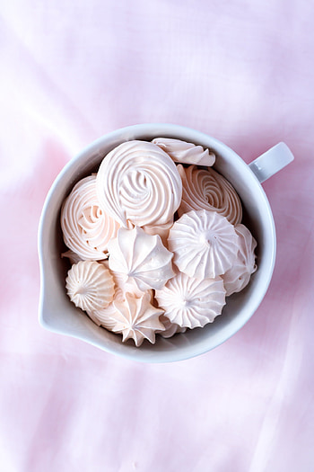 Swiss meringue cookies, Bakes and blunders, Delicate pops, Whipped delight HD phone wallpaper