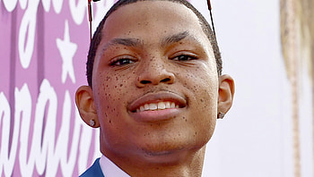 Elijah Richardson, On-screen charm, Captivating presence, Unforgettable screen presence HD wallpaper