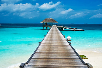 Tropical Paradise, sea, sunshine, bungalo, pier, hat, vacation, beach HD wallpaper