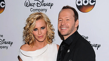 Unconventional wedding, Celebrity couple, Applebee's ceremony, Jenny McCarthy HD wallpaper
