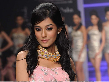 amrita rao, pink, actress, earing, dance HD wallpaper