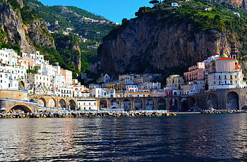 Coastal town, city, apartments HD wallpaper