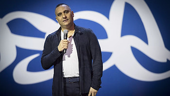 Russell Peters, World-renowned comedian, Hilarious performances, Comedy genius HD wallpaper