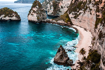 A breathtaking view of Nusa Penida's turquoise waters and rocky cliffs in Bali, Indonesia. HD wallpaper