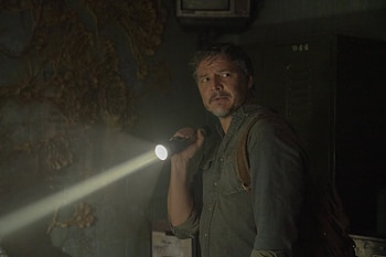The Last of Us - Joel in Action, TV Show, The Last Of Us, Pedro Pascal, Joel (The Last of Us), flashlight HD wallpaper