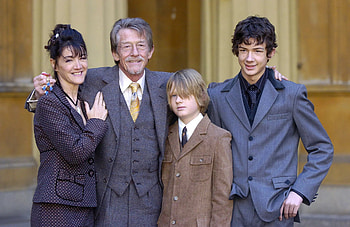 John Hurt, Pancreatic cancer battle, Farewell, Celebrating a remarkable career HD wallpaper