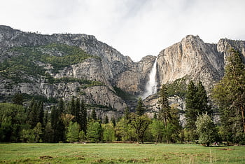 Beautiful landscape of Yosemite National Park with a majestic waterfall and lush greenery. HD wallpaper