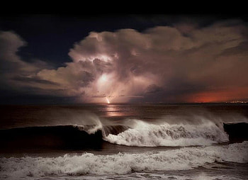 Storm Clouds on the Horizen, sea, flash, waves, lightening, clouds, storm, ocean, horizen HD wallpaper