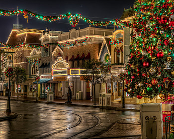 Disney, Street, Disneyland, , Christmas Lights, Christmas Tree, Christmas Ornaments, Christmas, Building HD wallpaper