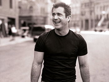 Mel Gibson, sexy, smile, black and white, actor, cute, arms, male HD wallpaper