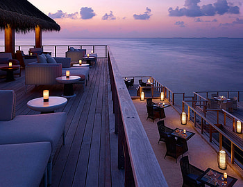 Evening Dinner overlooking Ocean - dusk on a tropical island, island, night, dinner, atmosphere, set, dusk, tahiti, twilight, candlelight, eat, islands, sun, ocean, sunset, sea, beautiful, south, food, lagoon, french, atmospheric, atoll, evening, bora bora, polynesia HD wallpaper