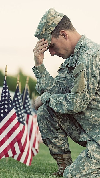 Memorial Day 2022, American Soldier, Kneeling HD phone wallpaper