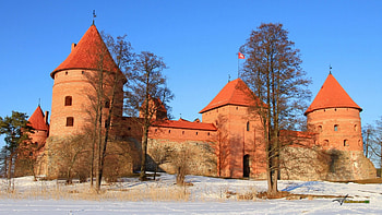 beautiful trakai castle in winter, winter, castle, turrets, red roofs HD wallpaper