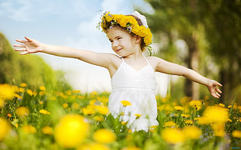 Cute Baby Girl in Flowers HD wallpaper