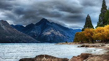 park on a mountain lake in autumn, clouds, trees, autumn, lake, park, mountain HD wallpaper