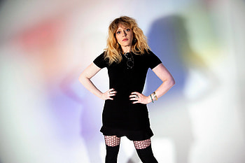 Natasha Lyonne, Russian Doll analysis, Psychological aspect, WWD interview HD wallpaper