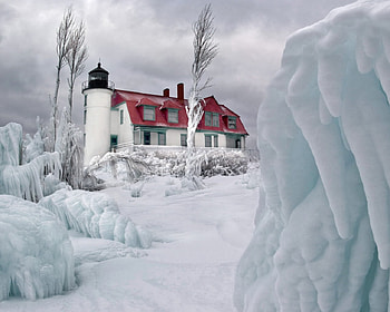 Lighthouse in the Ice Breakers, winter, lighthouse, snow, trees, sky, nature, ice HD wallpaper