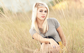 In A Field, cowgirls, ranch, blondes, field HD wallpaper