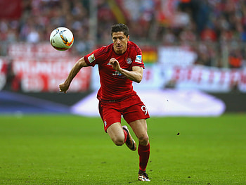 Dribbling, Robert Lewandowski HD wallpaper