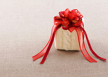 Small Gift, party, red ribbon, for you, new year HD wallpaper
