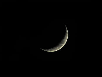High-resolution of a crescent moon against a deep black night sky. HD wallpaper