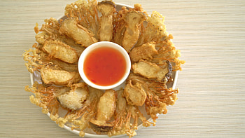 Deep-fried enoki mushrooms, King oyster mushrooms, Spicy dipping sauce, Vegan food HD wallpaper