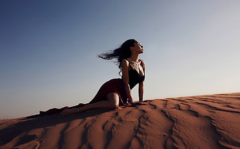 Desert, hot model, outdoor HD wallpaper