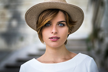 Woman with hat, juicy lips, aqua eyes HD wallpaper