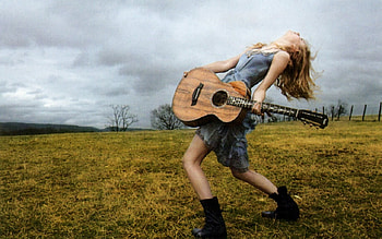 Taylor Swift, blonde, taylor, field, guitar, swift HD wallpaper
