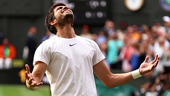Carlos Alcaraz celebrates beating Novak Djokovic to win his first Wimbledon, Carlos Alcaraz, Wimbledon 2023, tennis, Sports HD wallpaper