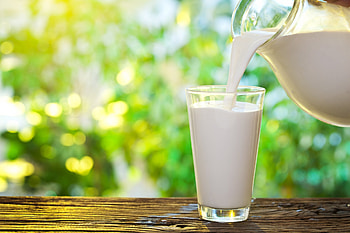 Creamy white goodness, High-resolution delight, Milk close-up, Refreshing drink HD wallpaper