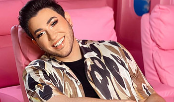 Manny MUA, Trailblazing YouTube star, Beauty icon recognition, Tubefilter feature HD wallpaper