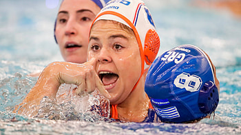Vivian Sevenich and Maria Patra, Water Polo HD wallpaper