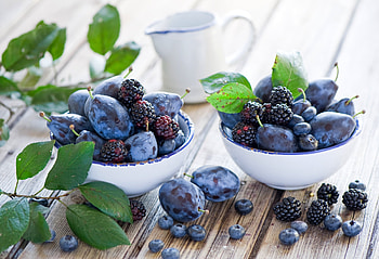 Food, Berries, Plum, Blackberry, Plates, Cymbals HD wallpaper