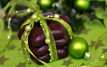 Sweet gift, chocolate, glitter, ornaments, gift, star, decoration, green, ball, christmas, bow HD wallpaper