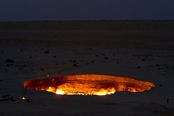 Darvaza gas crater, Turkmenistan's fiery wonder, Mesmerizing Darvaza views, Exploring the Door to Hell HD wallpaper