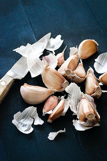 Natural garlic, Fresh produce, Premium food , Kitchen inspiration HD phone wallpaper
