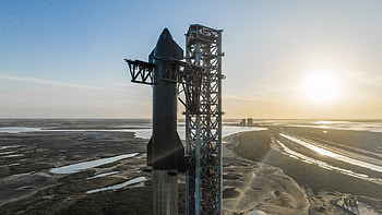 SpaceX's Starship work, Lawsuit over beach access, Legal challenges, Space exploration controversy HD wallpaper