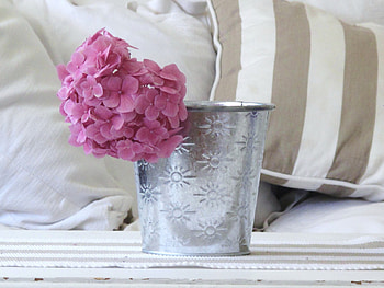 SITTING ROOM, style, living room, beach, bright, sweet pink, sunshine, white, silver vase, entertainment, sripes, summer, fashion, sandy, light, metal, flowers, forever HD wallpaper