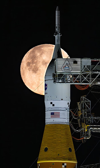 Artemis II: Rocket Against the Full Moon, rocket, full moon HD phone wallpaper