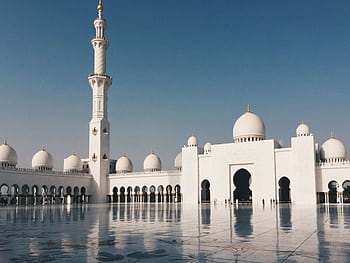 Beautiful view of Sheikh Zayed Grand Mosque with minarets and domes in Abu Dhabi under a clear blue sky. HD wallpaper