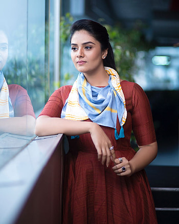 Sreemukhi, fashion design, flash graphy HD phone wallpaper