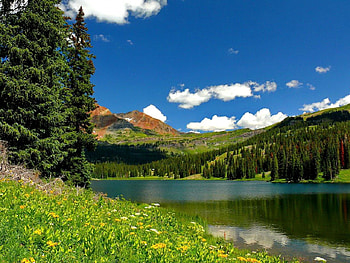 Mountain lake, beautiful, grass, nice, mountain, lake, summer, shore, emerald, clouds, trees, nature, flowers, sky, lovely HD wallpaper