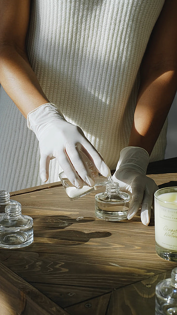 Creating a scent, Perfumer's process, Fragrance creation, Artistic expression HD phone wallpaper