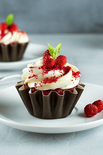 Indulgent red velvet cupcake adorned with fresh berries and cream cheese frosting. HD phone wallpaper