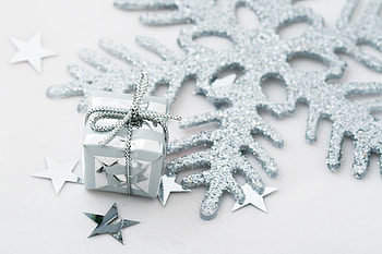 Silver Snowflake, holidays, graphy, cute, balls, garland, gift, snowflake, ball, christmas, decorations, silver, candles, lovely, new year HD wallpaper