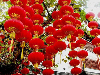 Hanging Lanterns, lanterns, pretty, red, tassles, oriental, gold HD wallpaper