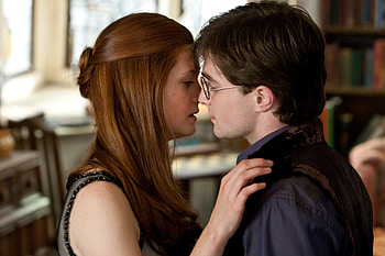 Harry Potter, Ginny Weasley, Deathly Hallows, Movie kiss HD wallpaper