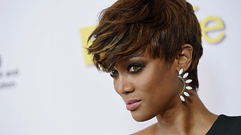 Tyra Banks, Victoria's Secret Angel, Hair with beads, Multitalented personality HD wallpaper